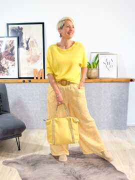Gemusterte Palazzo Hose mit weitem Bein, gerade geschnitten, Gummibund mit Ziergürtel, seitliche Taschen.