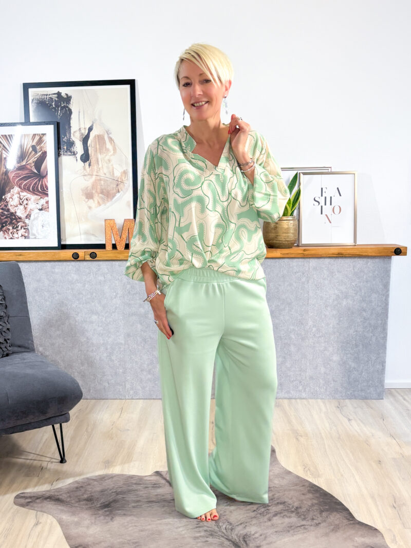 Edler Jogger mit weit geschnittenem Bein, Marlene Style, mit Seiten-Taschen, super bequem zu tragen, keine Gesäßtaschen, Gummibund.