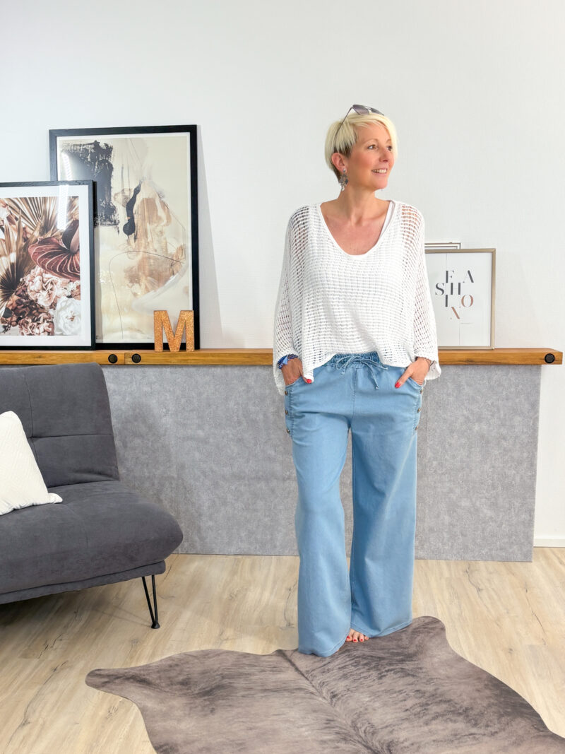 Sommerlicher Strick-Poncho mit V-Ausschnitt, kurzer & gerader Schnitt, 1/2 Armlänge, gerader Schnitt.