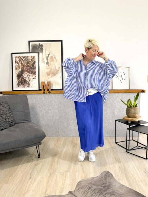 Leichte Musselin-Bluse im Oversize Schnitt, kürzerer & locker fallender Schnitt, langarm und klassischer Kragen, vorne etwas kürzer geschnitten.