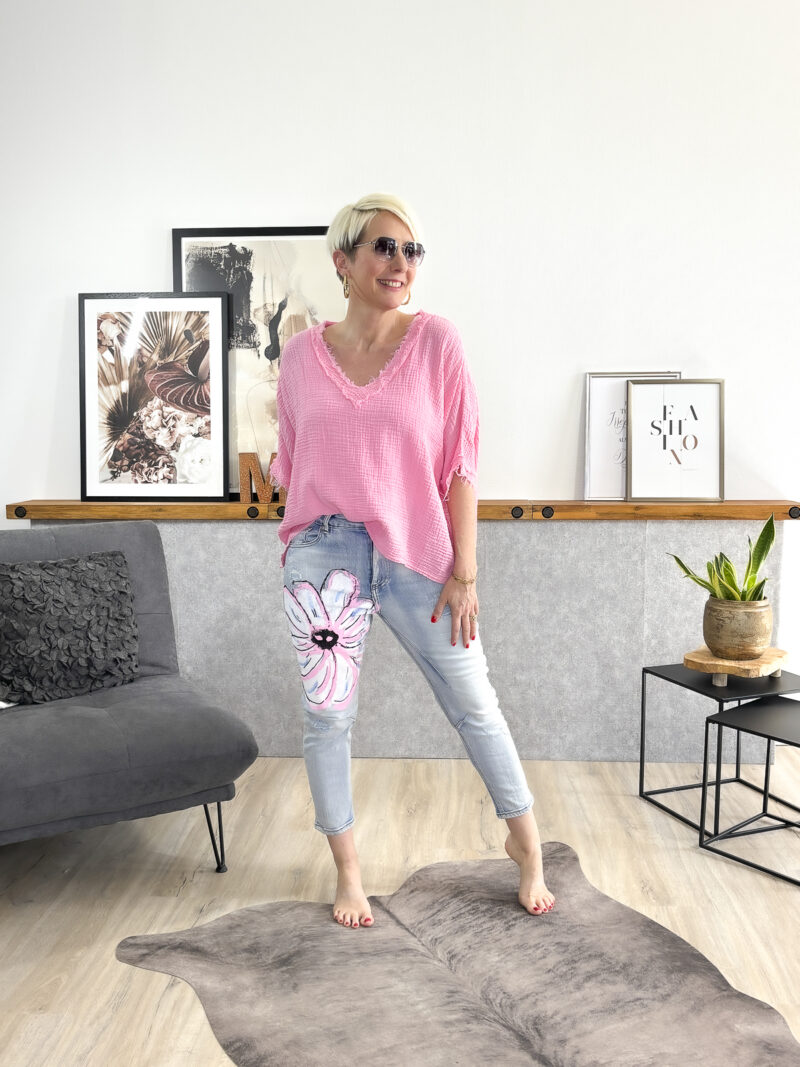 Musselin T-Shirt mit V-Ausschnitt, ausgefranster Saum und Ausschnitt, kurzer kastiger Schnitt mit überschnittener Schulter, lässig mit geradem Bund.