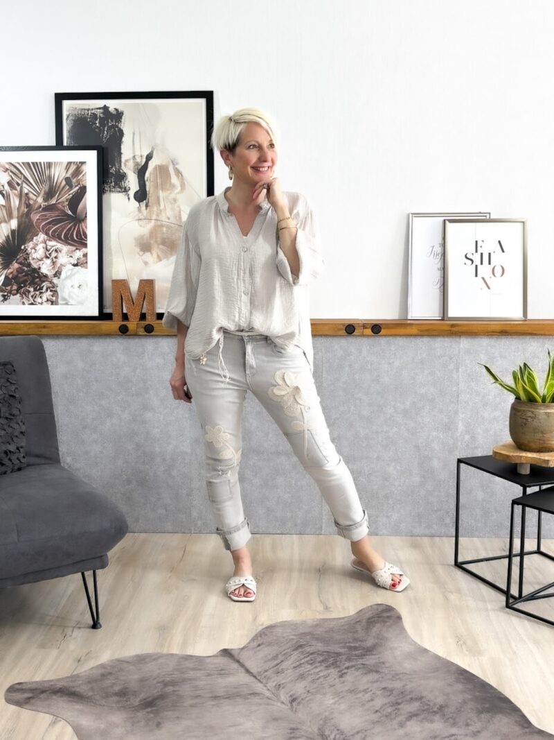 Ausgefallene Stretch-Jeans mit gehäkelter Applikation, Reißverschluss, Beinumschlag & Länge variabel, toller Sitz, mittlere Leibhöhe, normale Passform.