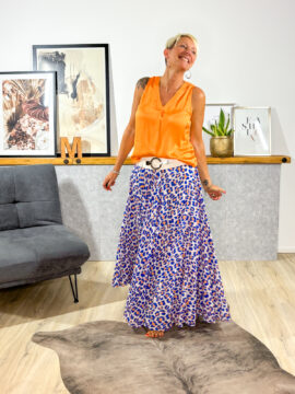 Klassisches Sommer Top mit V-Ausschnitt, Vorderseite aus Satin, Rückseite aus elastischem Jersey, locker fallend, gerade geschnitten.