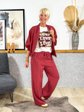 Gerade geschnittener Palazzo Hose mit passendem Blouson, keine Seiten oder Gesäßtaschen für ein schmale Silhouette, Blouson mit 3/4 Armlänge und taillierbarem Saum, Seitentaschen Blouson nur angedeutet. Viskose | Nylon