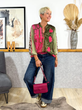 Blusenshirt mit V-Ausschnitt auffälligem Farb & Druck-Design und kurzem Stehkragen, Satin-Optik, gerader Schnitt mit abgerundetem Saum.