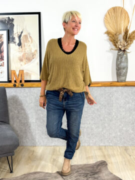 Stretch-Jeans im Jogger-Style (Loose Fit) mit dekorativem Stoffgürtel im Zebra-Design, 2 Seiten- und Gesäßtaschen, Gummibund mit Tunnelzug, toller Stretchanteil, mittlere Leibhöhe.