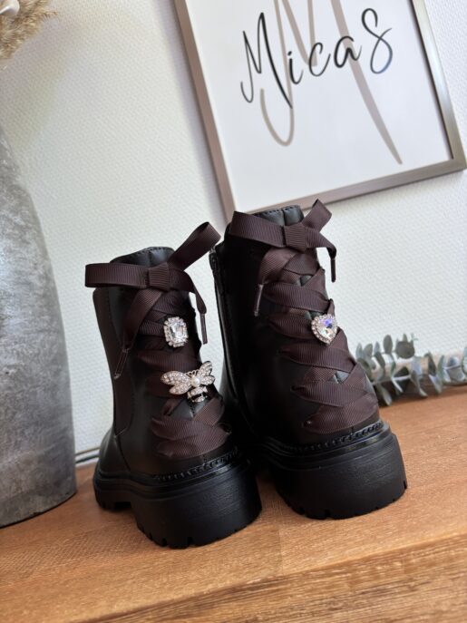 Herbstboot im Used-Look, Ferse mit ausgefallener Schleifen-Applikation und abnehmbaren Accessoires, praktischer Innenreißverschluss.