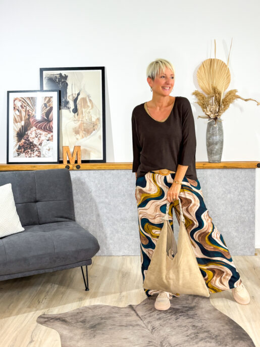 Edler Shopper aus Wildleder mit markantem Eingriff-Design, großem Armausschnitt & Magnetverschluss – ein elegantes Must-have. | Jetzt entdecken auf www.micas.eu/shop.