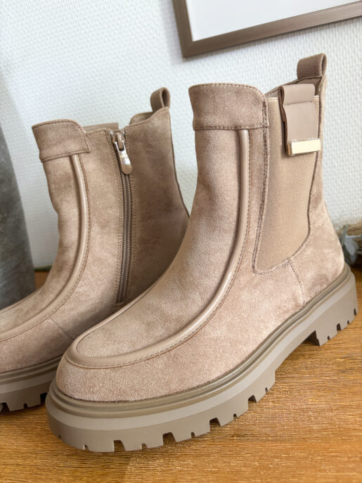 Herbstboot in Wildleder Optik, Außenseite mit komfortablem Gummieinsatz & dekorativer Schnalle für einen femininen Look, kann toll unter Röcken getragen werden, Innenreißverschluss, leicht gefüttert.