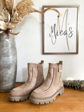 Herbstboot in Wildleder Optik, Außenseite mit komfortablem Gummieinsatz & dekorativer Schnalle für einen femininen Look, kann toll unter Röcken getragen werden, Innenreißverschluss, leicht gefüttert. 