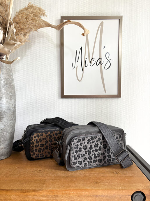 Kleine Crossbody-Bag aus hochwertigem und robustem Kunstleder, mehrere Fächer bieten viele Möglichkeiten zum verstauen, Vorderseite mit Kunstfell abgesetzt.