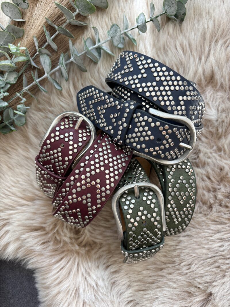 Trendiger Nietengürtel mit robuster Schnalle, Außenseite aus Kunstleder – Innenseite aus echtem Leder ! Breite ca. 4 cm Der Gürtel kann ca. 5 cm gekürzt werden: Anleitung Gürtel kürzen