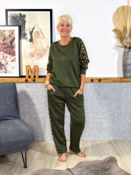Gemütlicher 2-Teiler mit Animal Print Applikationen, aus weichem und gemütlichem Jersey, Hose mit Seitentaschen & Gummibund.