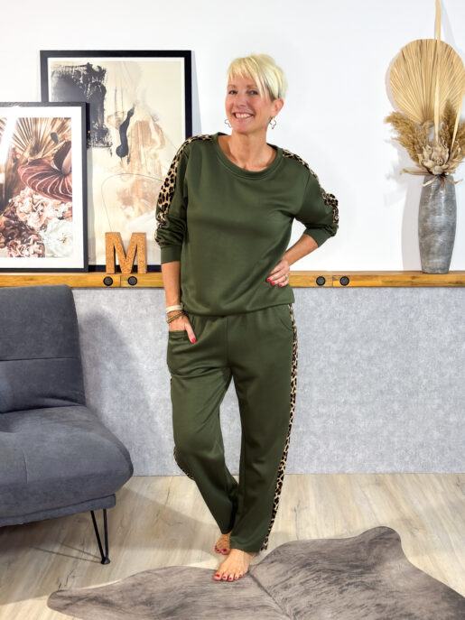 Gemütlicher 2-Teiler mit Animal Print Applikationen, aus weichem und gemütlichem Jersey, Hose mit Seitentaschen & Gummibund.