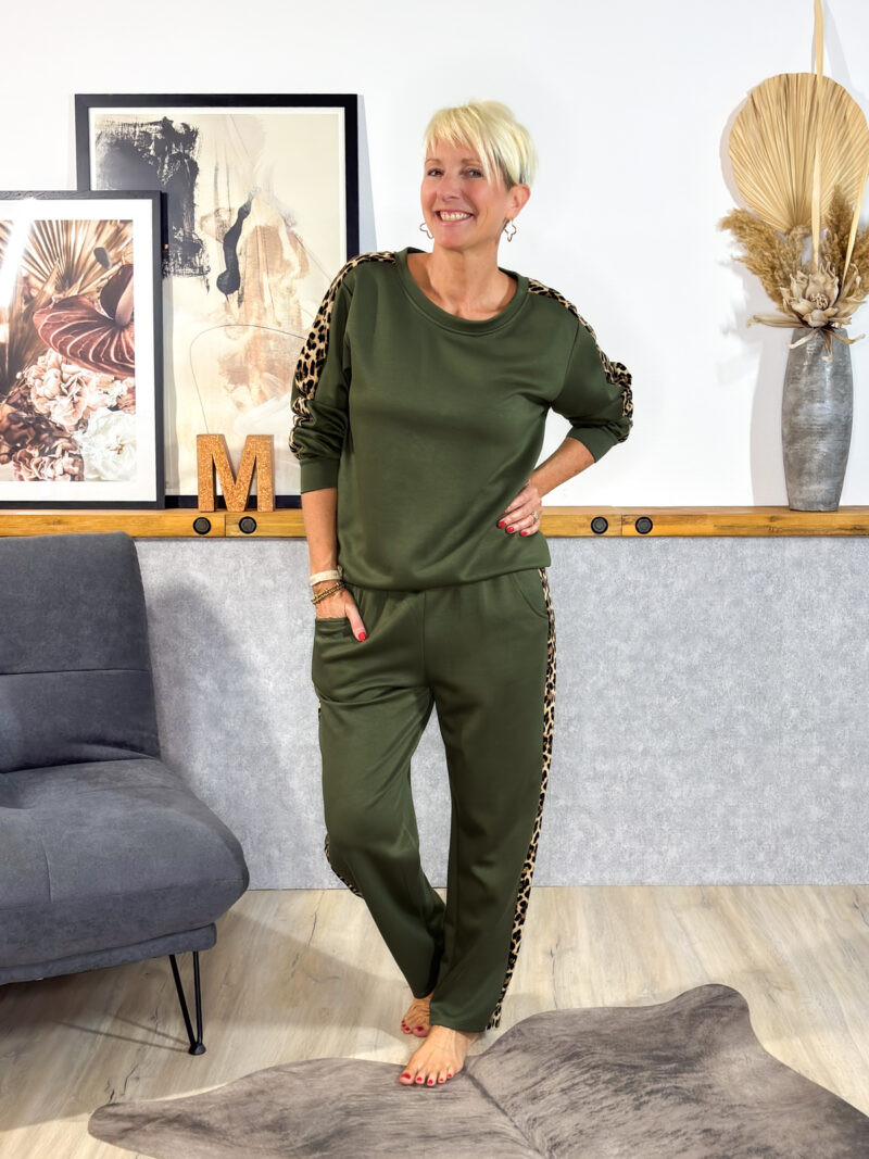 Gemütlicher 2-Teiler mit Animal Print Applikationen, aus weichem und gemütlichem Jersey, Hose mit Seitentaschen & Gummibund.