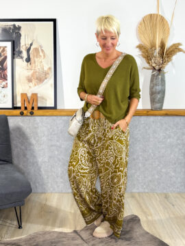 Gemusterte Palazzo Hose mit dekorativem Stretchgürtel, mit Gummibund und seitliche Taschen, weites Bein, gerade geschnitten.