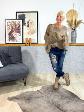 Ausgefallener Oversize Pullover aus löchrigem Grobstrick, U-Boot Ausschnitt, langer (!) Arm, vorne etwas kürzer und abgerundet, schöne Länge, kurzer Schnitt, gerader Saum mit lockerem Gummizug.