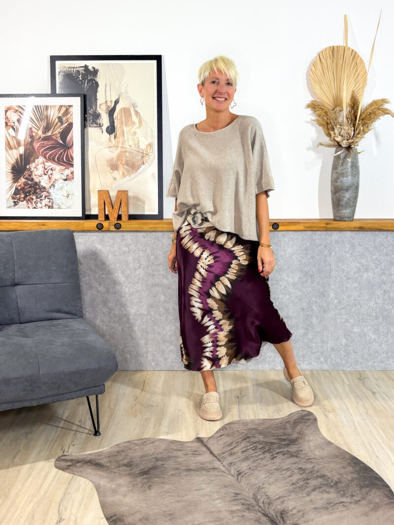 Gemusterter Rock aus Viskose in Satinoptik mit sanftem Schimmer. A-Linie, elastischer Bund & fließende Silhouette. | Jetzt entdecken auf www.micas.eu/shop .