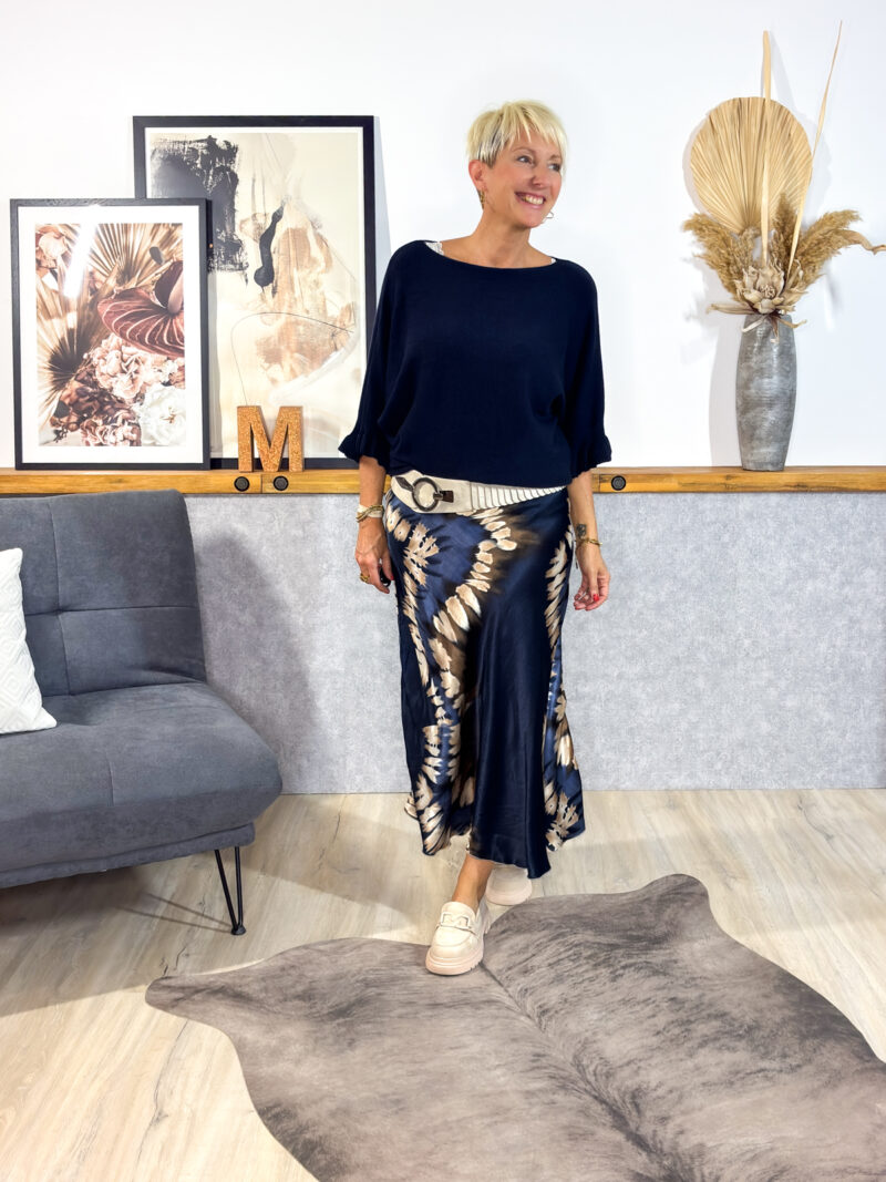 Edler Rock in Satinoptik mit leichtem Schimmer, Gummibund und ausgestellter A-Form. Locker schwingend & elegant im Sitz. | Jetzt entdecken auf www.micas.eu/shop .