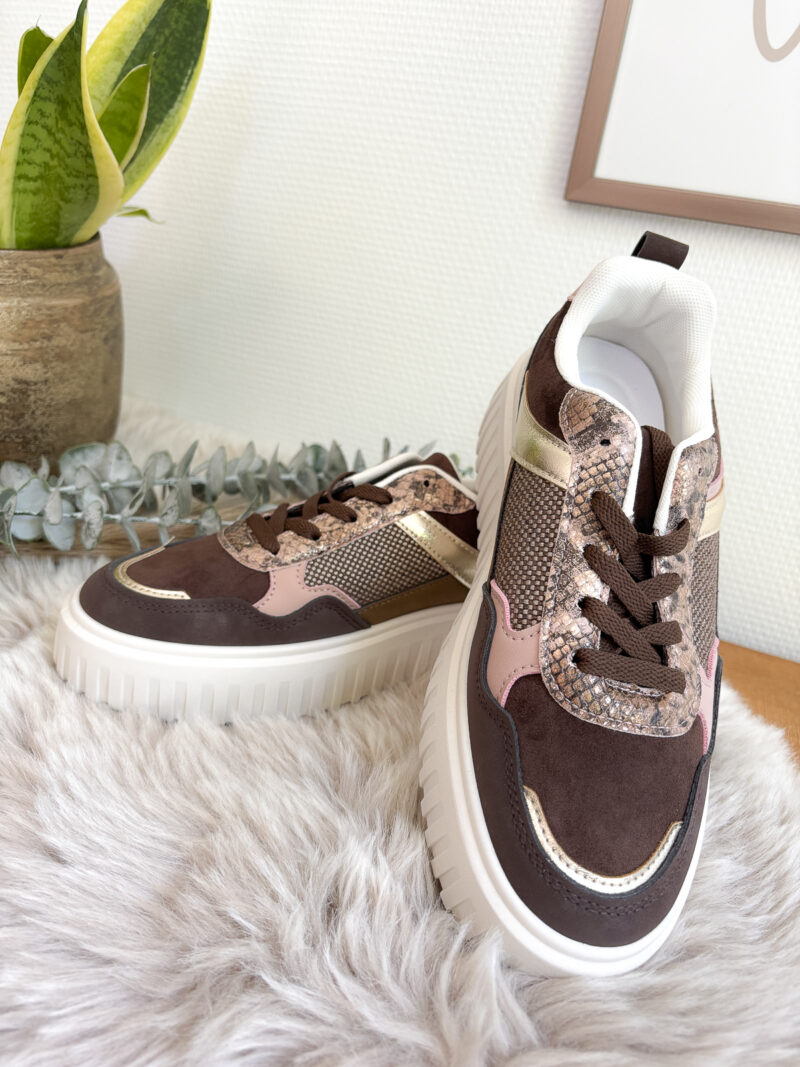 Sneaker in Wildleder Optik mit Applikationen in Altrosa & Gold, sportlich & elegant - der perfekte Begleiter für den Herbst.