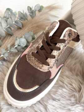 Sneaker in Wildleder Optik mit Applikationen in Altrosa & Gold, sportlich & elegant - der perfekte Begleiter für den Herbst.