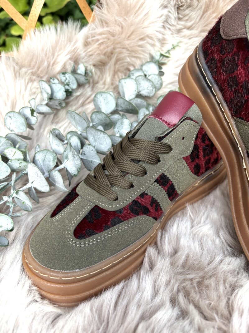 Sneaker in Wildleder Optik mit Animalprint und (Kunst) Fell-Elementen, sportlich & elegant.