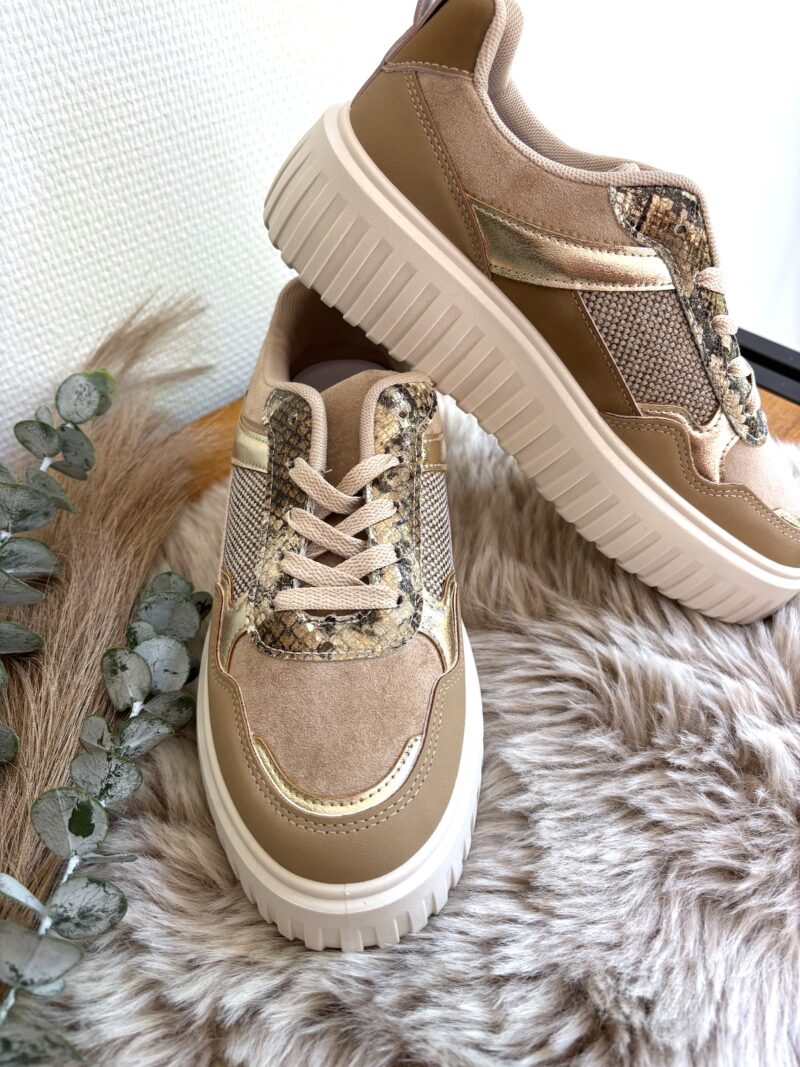 Sneaker in Wildleder Optik und edlen Beigetönen - schimmernde Akzente, sportlich & elegant - der perfekte Begleiter für den Herbst.