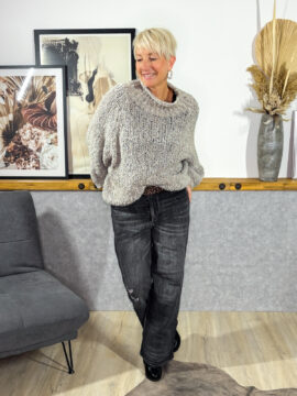 Stretch-Jeans von Sexy Woman mit gerade geschnittenem Bein und schöner Waschung, kleine Destroyedstelle (einseitig), etwas höher geschnitten, mit Reißverschluss.