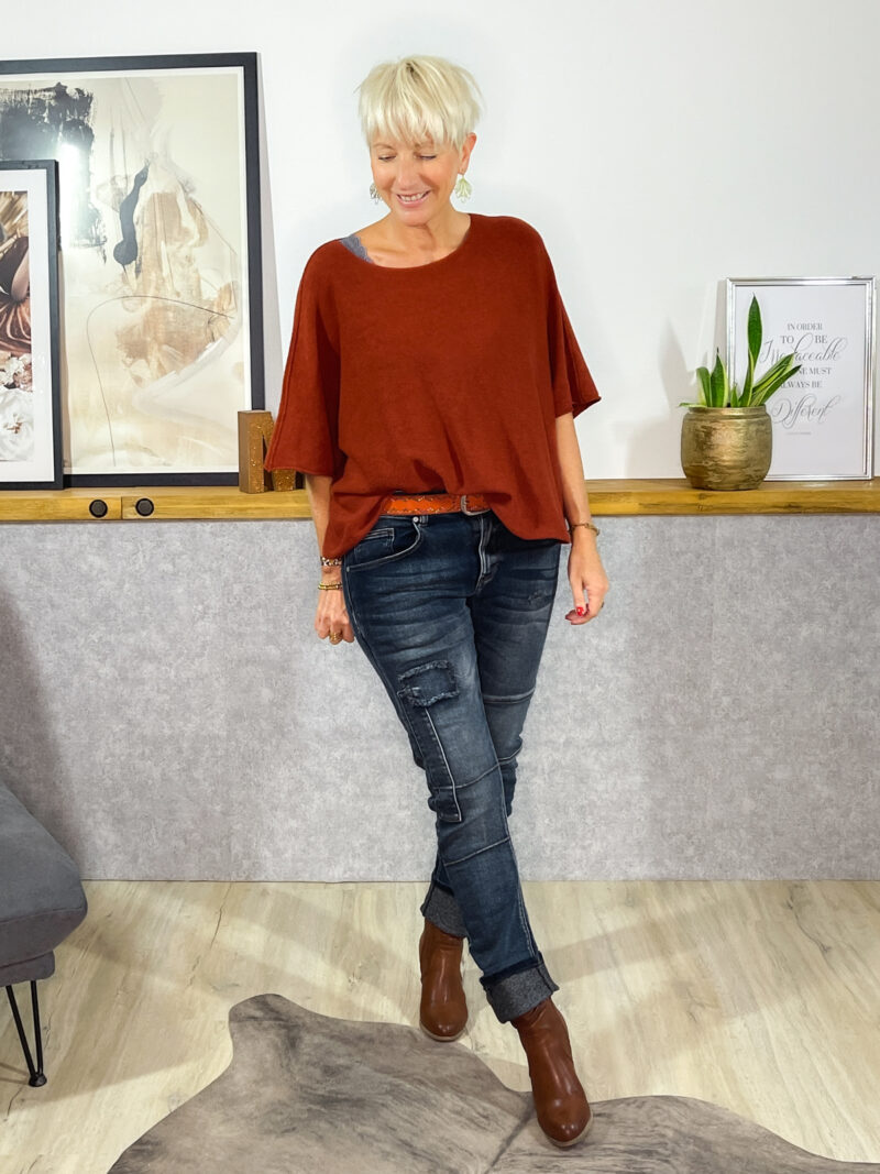 Stretch-Jeans von Sexy Woman mit mit Reißverschluss und schöner Waschung, hoher Stretchanteil - sehr komfortabel, mit aufgesetzten Nähten & kleinen Applikationen, mittlere Leibhöhe.