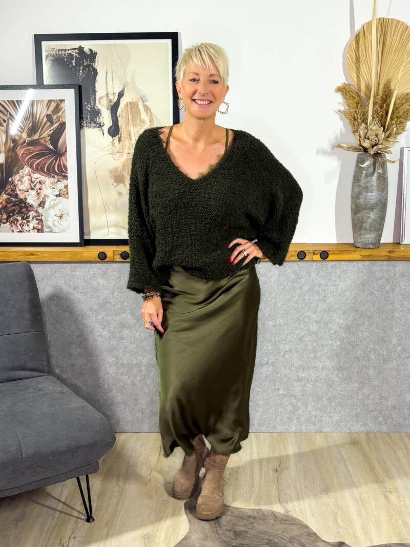 Satin Rock mit leichtem Schimmer, Gummibund, ausgestellte A-Form, locker schwingend, schöner Sitz.