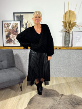 (Kunst)Lederrock in Plissée Optik und Tüll Elementen, vorne kürzer über Kreuz geschnitten im Wickeldesign, A-Form, Gummibund.