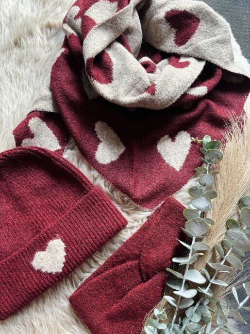 Weicher Dreieck-Schal mit Herzprint - 2 seitig tragbar. Passend dazu - Feinstrick Mütze & Stirnband unifarben.