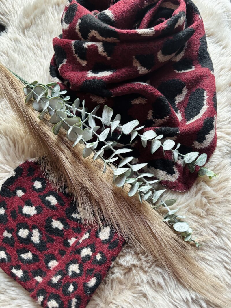 Kuscheliger Dreieck-Schal mit Leoprint mit passender Feinstrick Mütze.