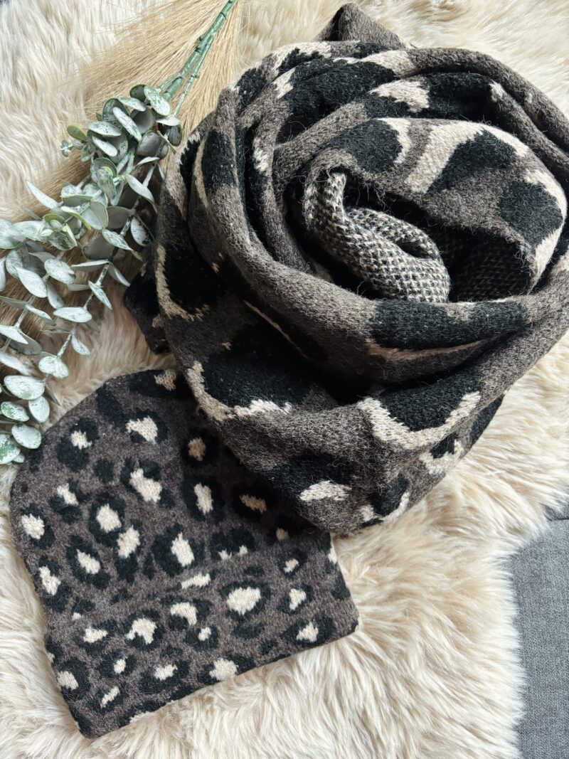 Kuscheliger Dreieck-Schal mit Leoprint mit passender Feinstrick Mütze.