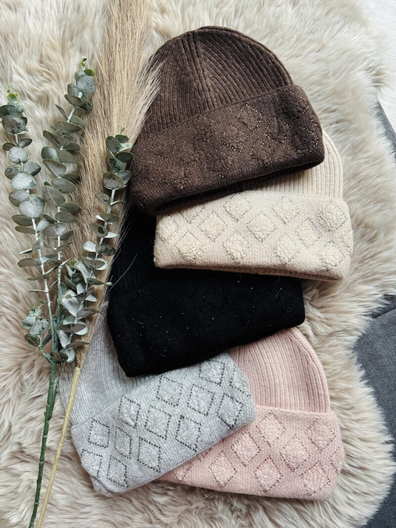 Winter-Highlight mit Glamour: Die Strickmütze mit dezentem Schimmer und Rauten-Design verleiht jedem Outfit einen Hauch Glanz. 