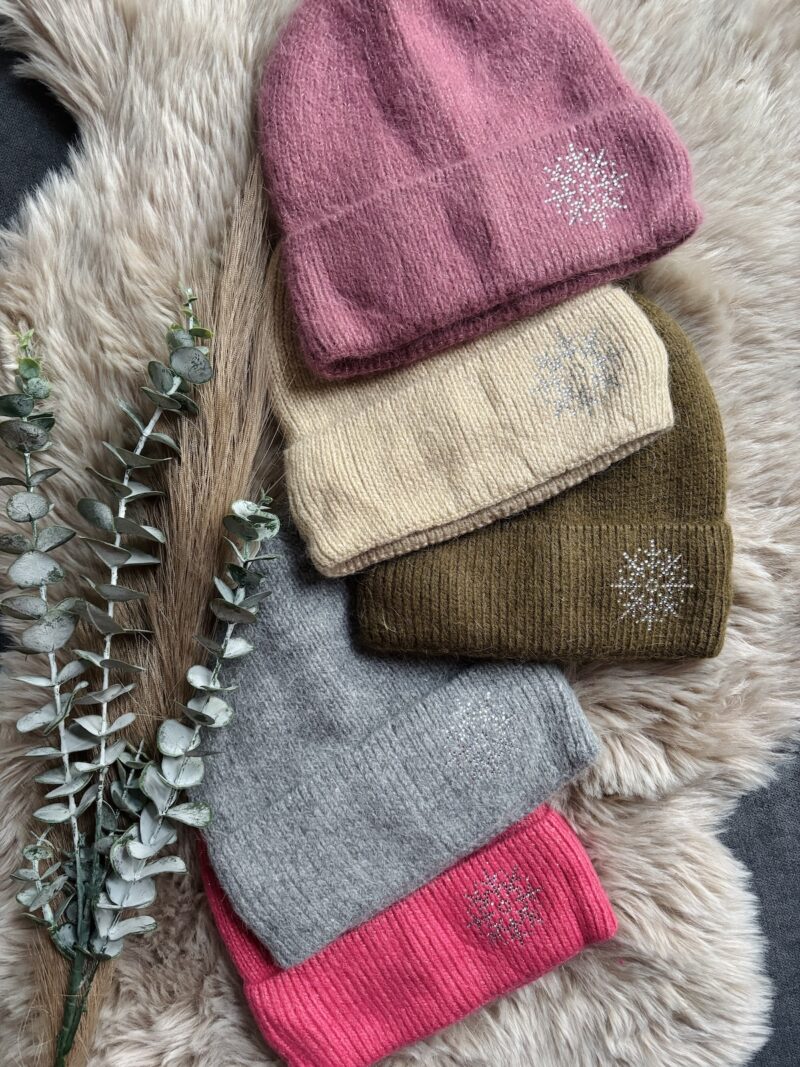 Kuschelweich & glamourös: Diese Strickmütze mit Strass-Akzent hält dich warm und setzt funkelnde Highlights im Winter. | Jetzt entdecken auf www.micas.eu/shop