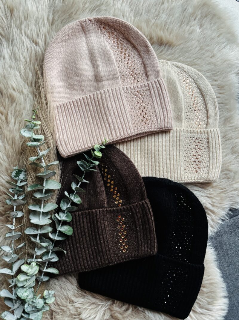 Dünnere Strickmütze mit Strass - macht jedes Winteroutfit zum Hingucker. 