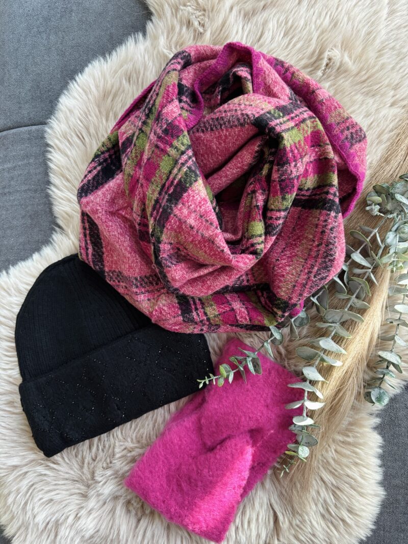 Weicher Dreieck-Schal mit Karomuster.