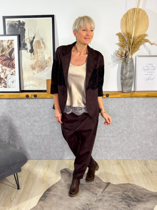 Weicher Waschleder Blazer mit Spitzen Applikation, klassischer Kragen, gerade geschnitten, ohne Innenfutter, aufgesetzte Seitentaschen. Viskose | Elastan