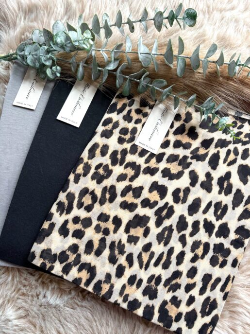 Edles Basic mit Cashmere-Anteil: leicht transparent, wärmend und elastisch. Rundhals-Ausschnitt, ausgerollter Saum und lange Ärmel für höchsten Tragekomfort. | Jetzt entdecken auf www.micas.eu/shop .