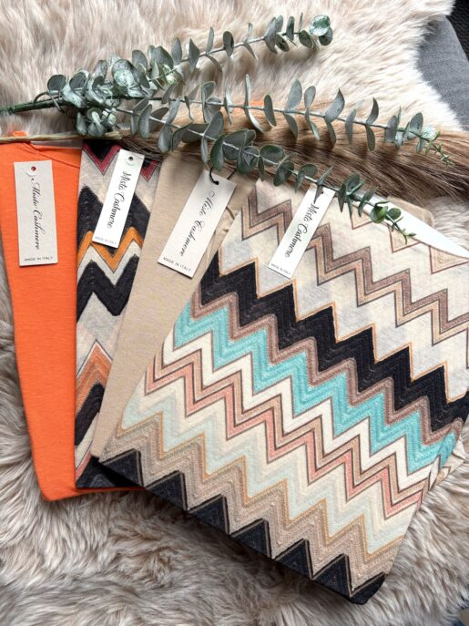 Leicht transparentes und dennoch wärmendes Basic (Cashmere Anteil) mit Rundhals Ausschnitt und ausgerolltem Saum, Langarm, hoher Stretchanteil.