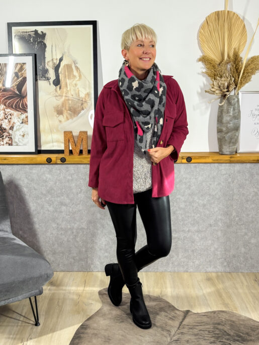 Cordbluse | Longbluse in klassischem Schnitt und klassischem Kragen, Knopfleiste, abgerundeter Saum.