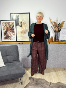 Lange Strickjacke mit Zopfmuster, offenes Revers, gerade geschnitten ohne Seitentaschen.