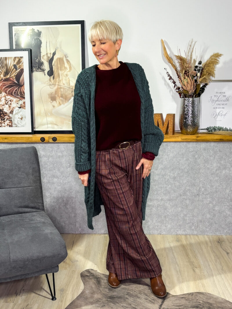 Lange Strickjacke mit Zopfmuster, offenes Revers, gerade geschnitten ohne Seitentaschen.