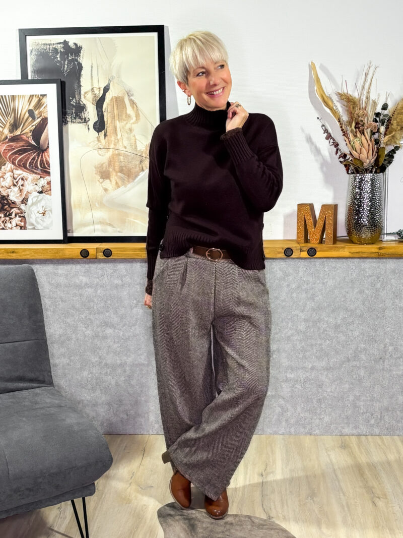 Gerade geschnittene Damenhose dezent gemustert (ähnlich Fischgräten Design), 2 Seitentaschen, Gummibund, keine Gesäßtaschen.