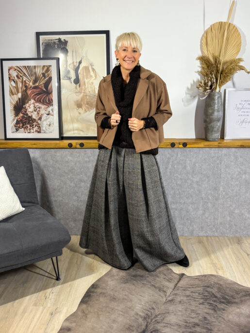 Hosenrock in tollem Karo-Design mit sehr weitem ausgestelltem Bein, Saum mit Gummibund (wenig Elastan) und Bundfalten, Gürtelschlaufen und 2 Seitentaschen.