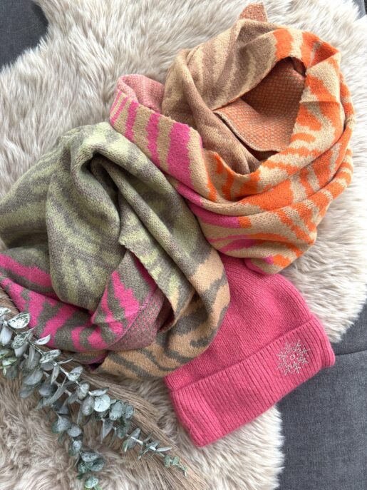 Dünner & weicher Dreieck-Schal mit buntem Zebraprint.