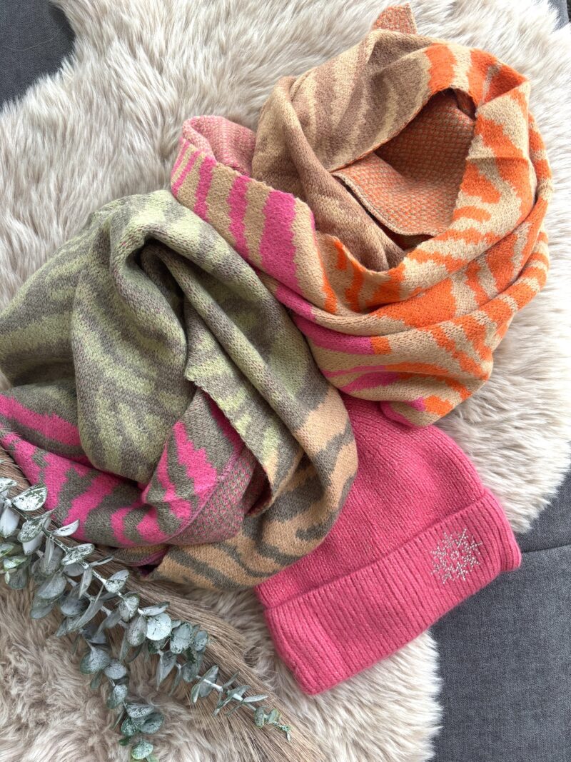 Dünner & weicher Dreieck-Schal mit buntem Zebraprint.