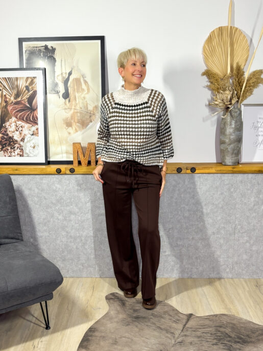 Kurzer Strickpullover mit überstehendem Stehkragen, luftigem Lochstrick & Trompetenärmeln in 7/8 Länge – leicht & stylisch. | Jetzt entdecken auf www.micas.eu/shop .