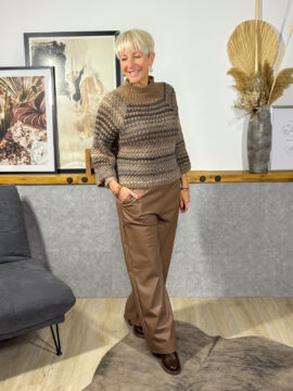 Marlenehose aus weichem Kunstleder & gerade geschnittenem Bein, 2 Seitentaschen, Gummibund mit Tunnelzug.